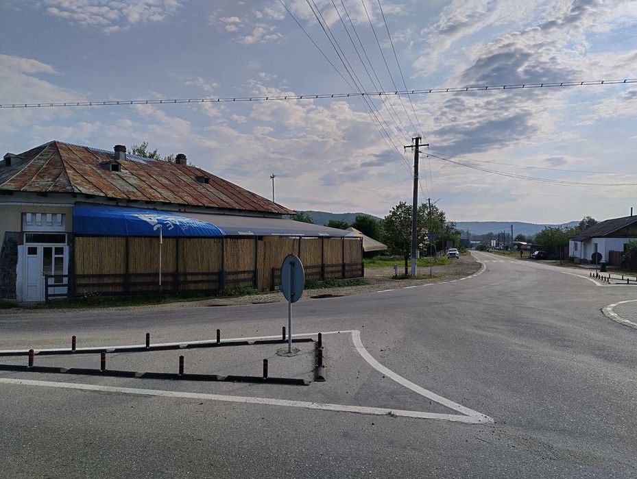 Casa de vanzare la Strada + Pamant . Septebrie .