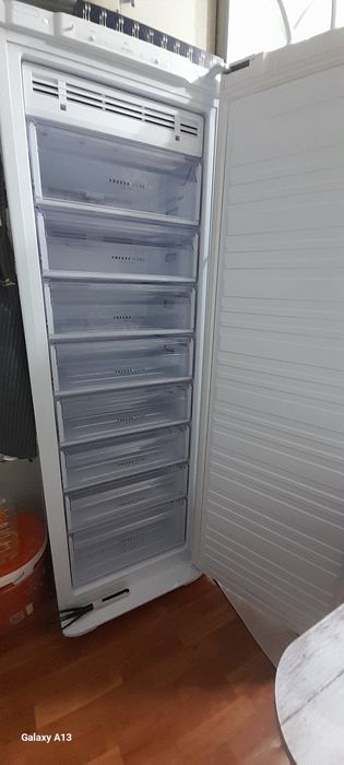 Морозильник стоячий почти новый