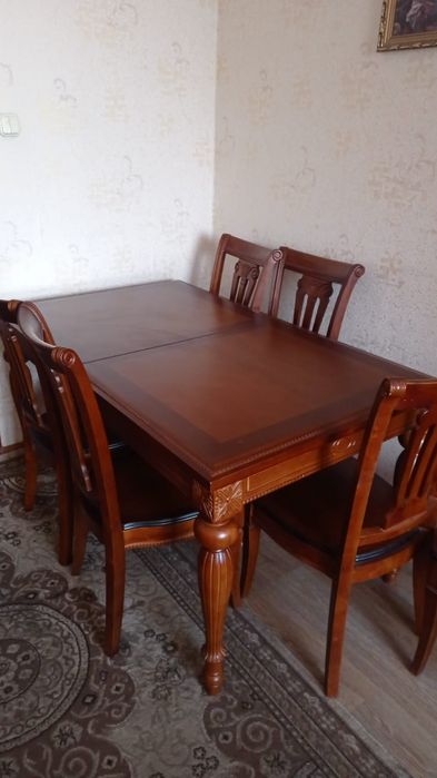 Стол и стулья чистое. Дерево