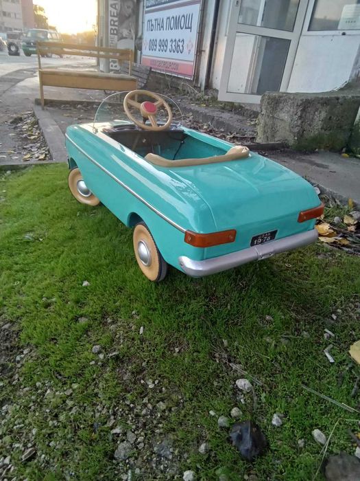 Продавам метална детска ретро кола с педали МОСКВИЧ количка