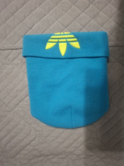 Продам женские шапки новые