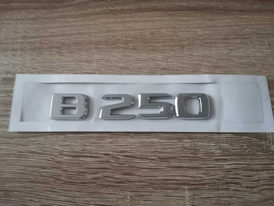 сребрист надпис Mercedes Benz B 250