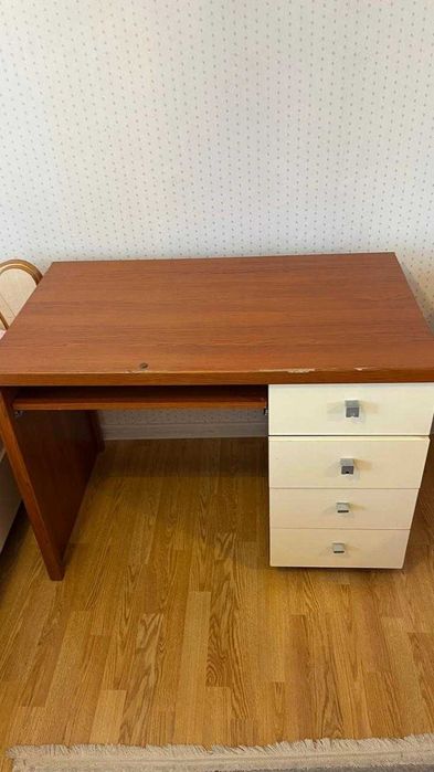 Стол офисный с полками