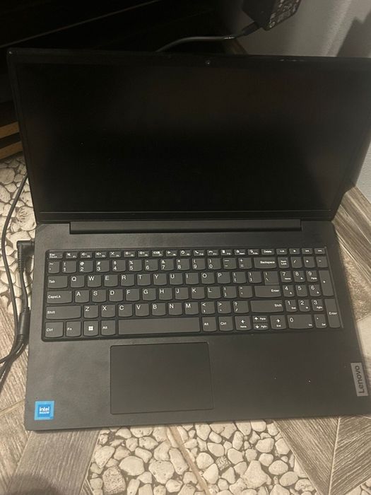 Laptop este nou decat muzica s a ascultat pe el vine cu tot