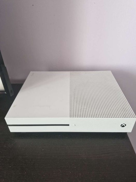 Vând Xbox One in stare bună