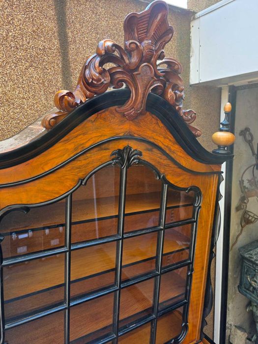 Антикварна витрина с дърворезба от махагон в перфектно състояне