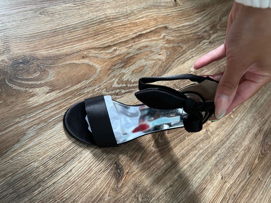 Чисто нови сандали много нежно и Красиво стоят