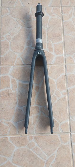 Furca carbon ,ghidon cursiera,tija sa,pedale noi.
