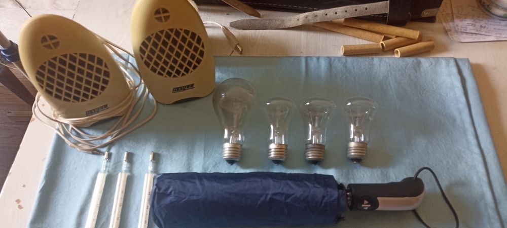 Зонт, колонки, лампы накаливания, панно, ваза, шприцы и другое