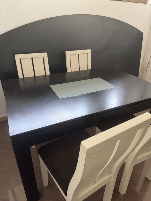 Кухянска маса с четири стола от масивен материял без забележки