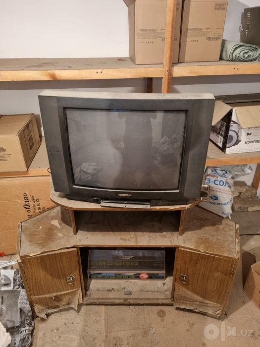 Eski televizor va stenka