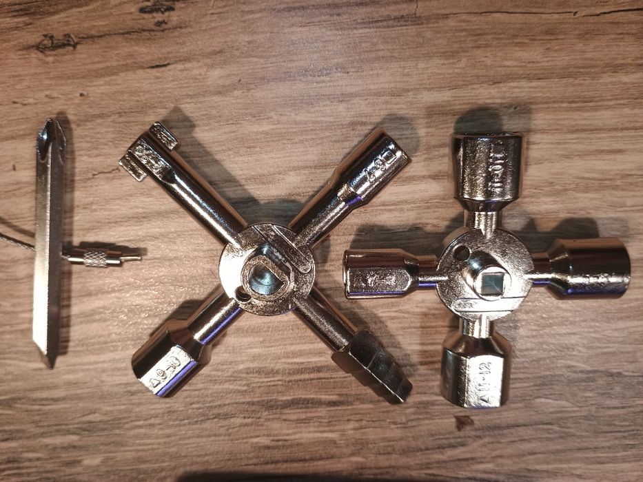 Cheie dulapuri tehnice -electrice ,pătrate ,triunghiulare