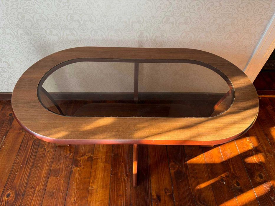 Холна маса с овална форма