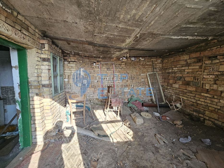 Голяма едноетажна тухлена къща с гараж в село Страхилово