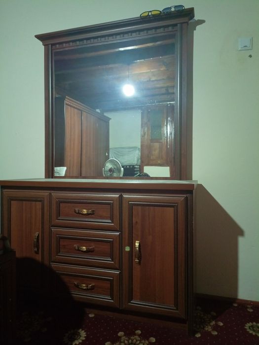 Спальня гарнитура сотилади