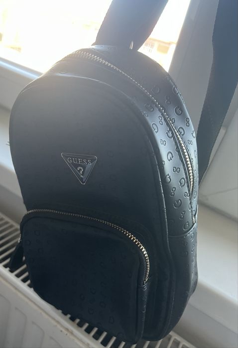 Vand rucsac Guess de dama pe umar