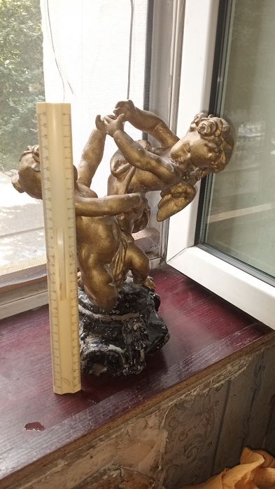 Продам статуэтку из белого металла тяжелая 6 килограммов.