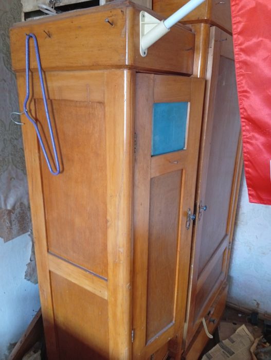 Срочно Продам старинный шкаф