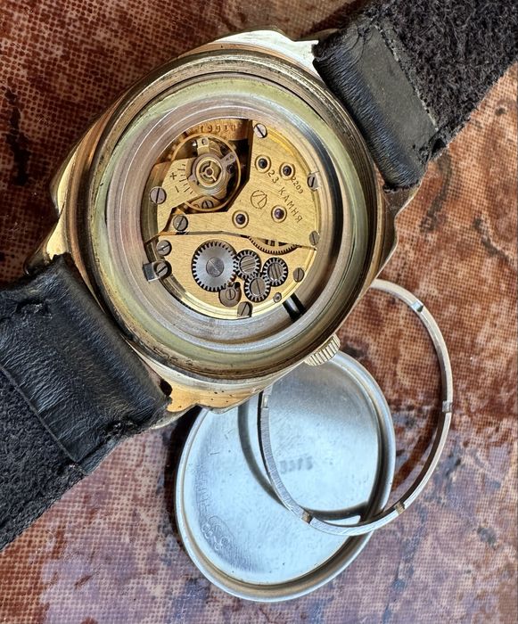 Сьветски механичен рьчен часовник Луч,позлатен ,80 години