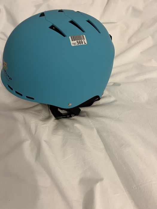 Каска за ски с очила към нея