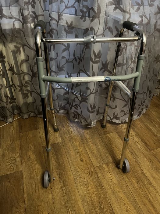 Продаю ходунки на колёсиках