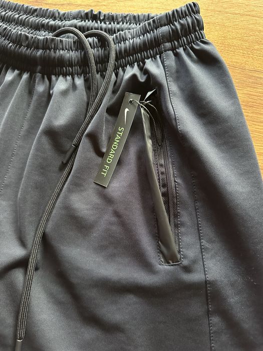 Мъжки,полиамидни тъмно сини къси панталонки Nike с бродирано лого и ципове на джобовете