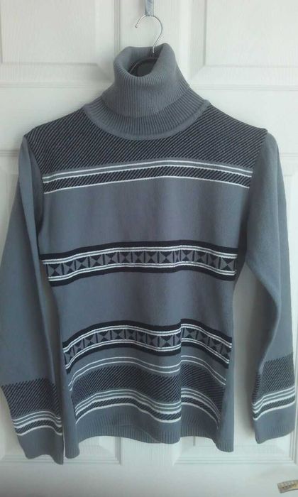 Свитер с высоким воротником