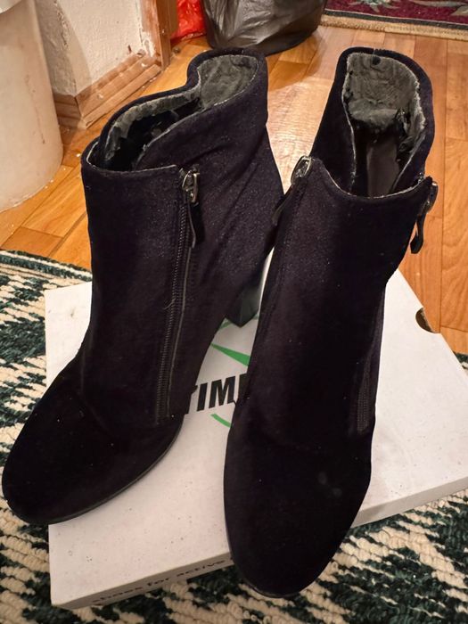 Аяқ киімдер сатылады