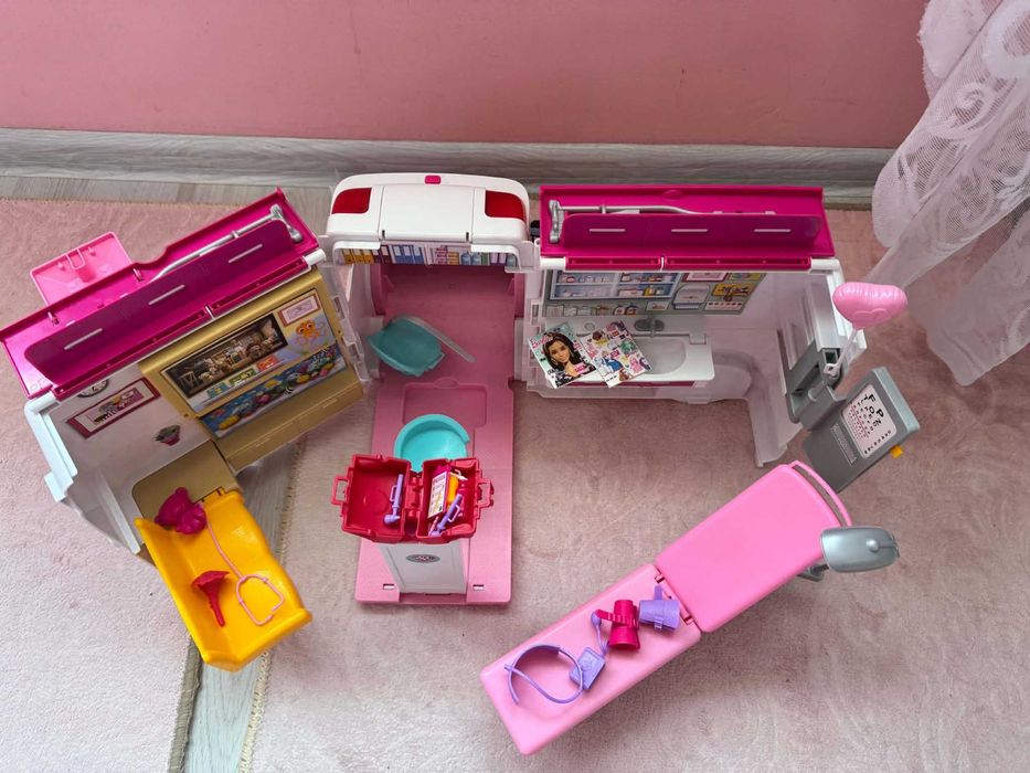 Barbie пееща линейка
