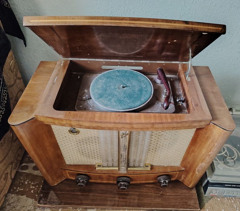 Редкая радиола "Мир".