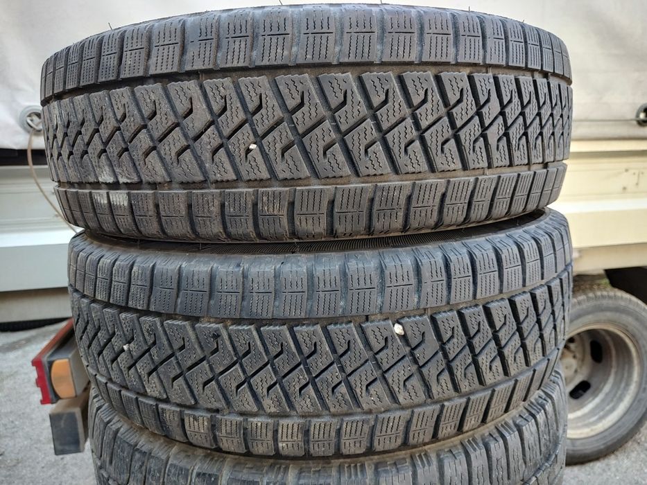 Продавам 2 зимни гуми 205/65/16 С бус Lassa
