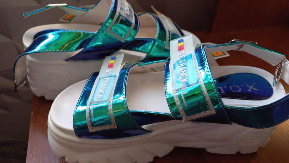 Продаются Сандали женские