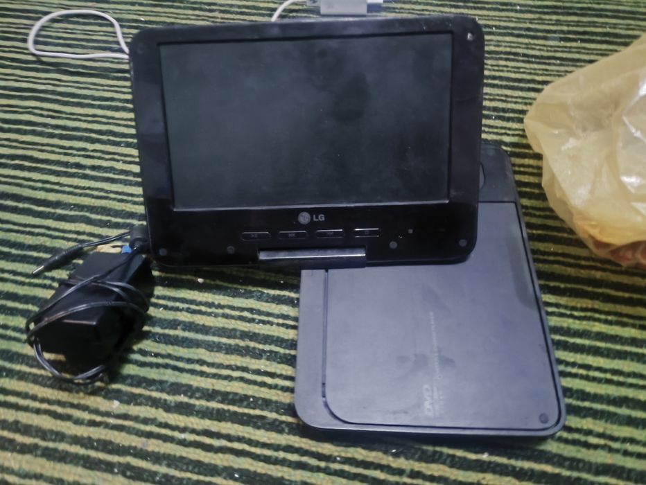 Продам DVD player переносной