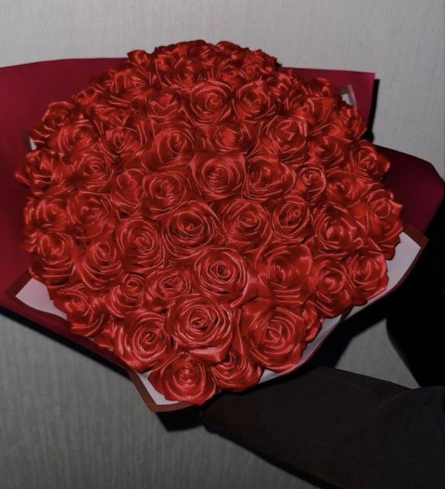 Красные атласные розы