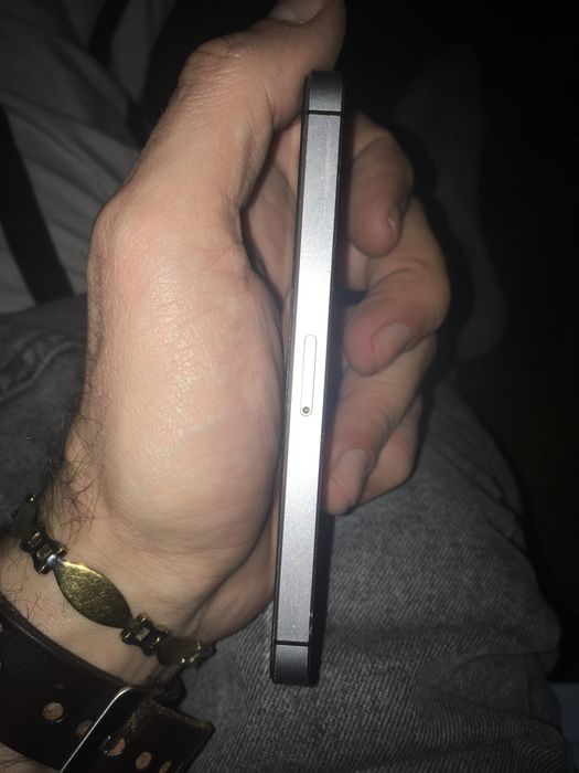 Iphone SE 2016 2,5 GB Ram cu 32 gb mem . Carcasa noua , baterie  89%