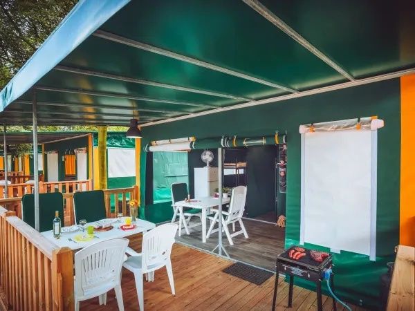 Бунгало от метална конструкция, венил и декинг