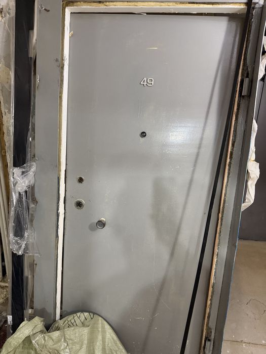 дверь металлическая.