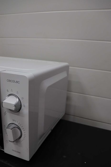 Микровълнова фурна Cecotec ProClean 2010, Обем 20 л, Мощност 700 W