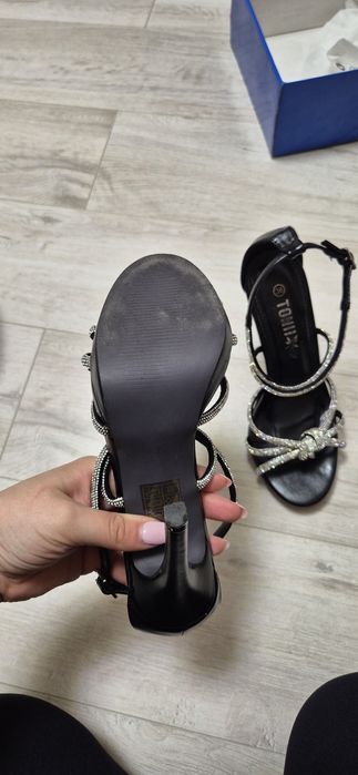 Sandale cu toc negre cu argintiu