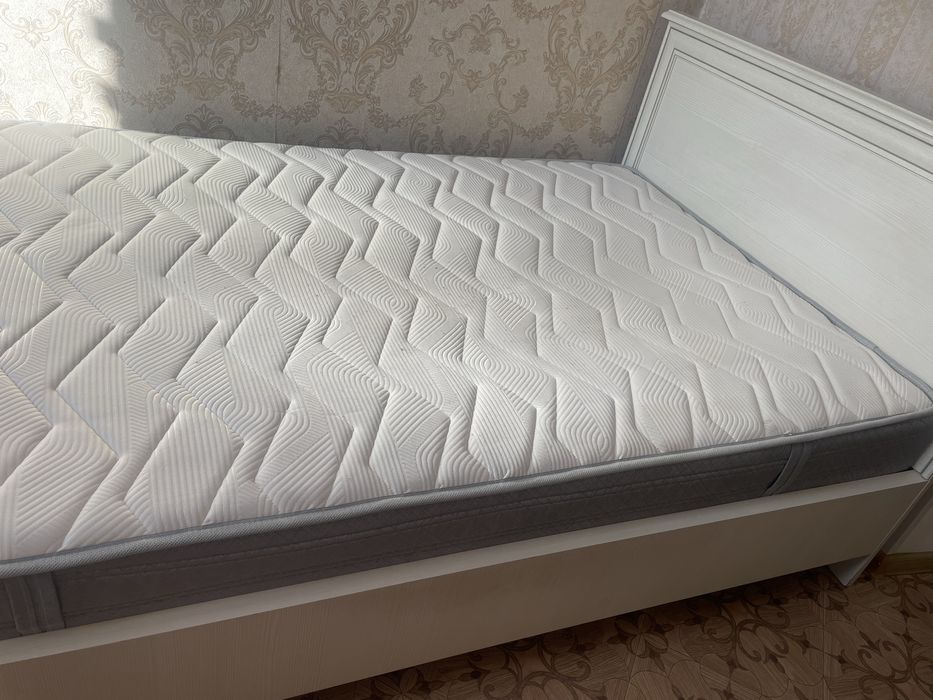 Продам кровать с матрасом