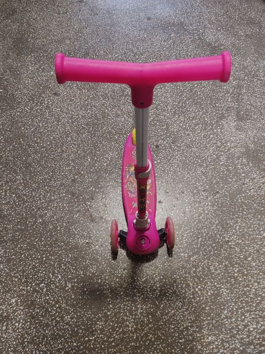 De vânzare doua trotinete pentru copii.