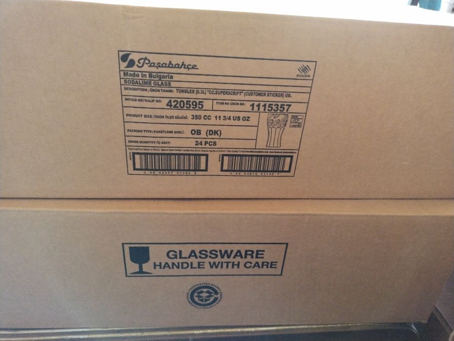 Стаканы кока кола.