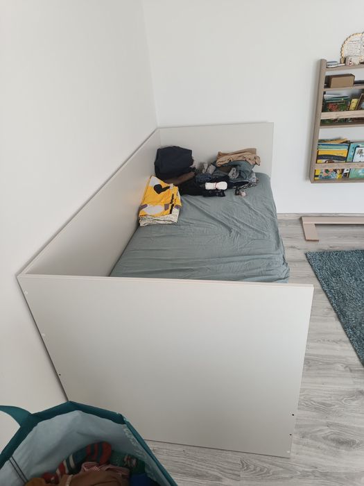 Pat de o persoană nefolosit cu tot cu saltea.