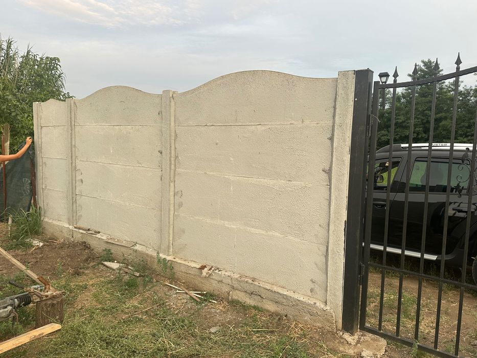 Gard de beton din plăci