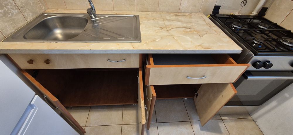 Mobila bucătărie uzata cu chiuveta si baterie in stare buna