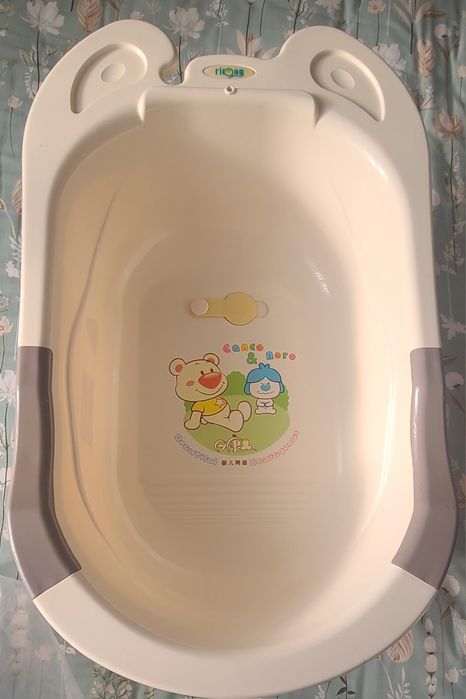 Ванночка  с подставкой для купания младенцев.