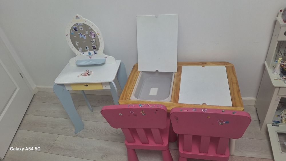 Vând masuta ikea, 2 scaune si masa machiaj