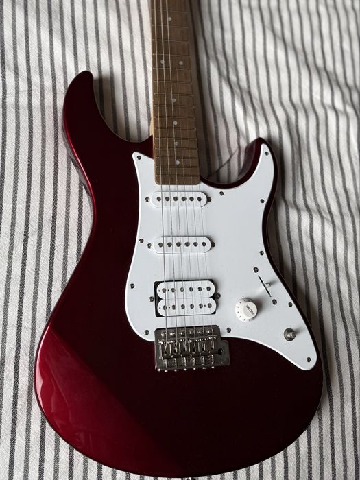 Электрогитара Yamaha Pacifica 012