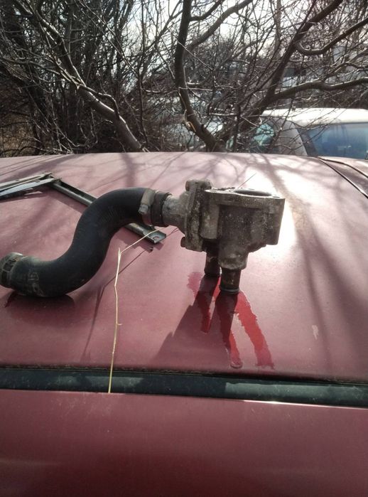 Корпус за термостат за Nissan Micra от 97-ма до 2000 година бензин