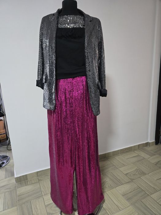 Pantaloni cu paiete fucsia, prezinta captuseala si buzunare